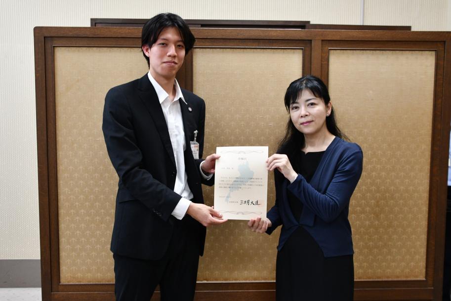 岸本副知事から委嘱状を受け取る吉田さん