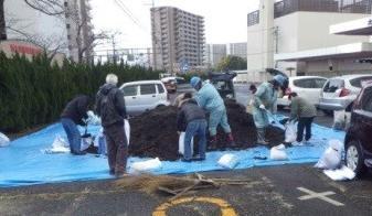 水草たい肥の無料配布の様子2
