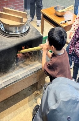 かまどでごはんを炊いているところ