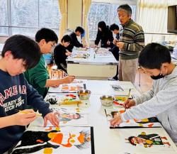 大津絵を描いている写真