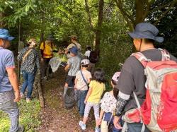 公園内を調査している写真