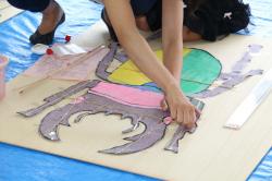 クワガタムシの凧を作っている写真