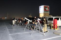 月と星を見ている写真