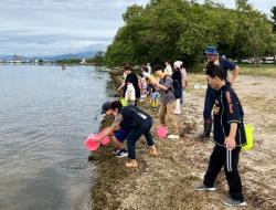 魚を放流している写真