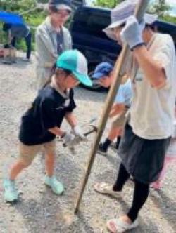 竹を加工している写真