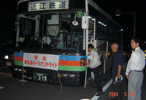 近江鉄道行きのバスに乗り込んでいる画像です。