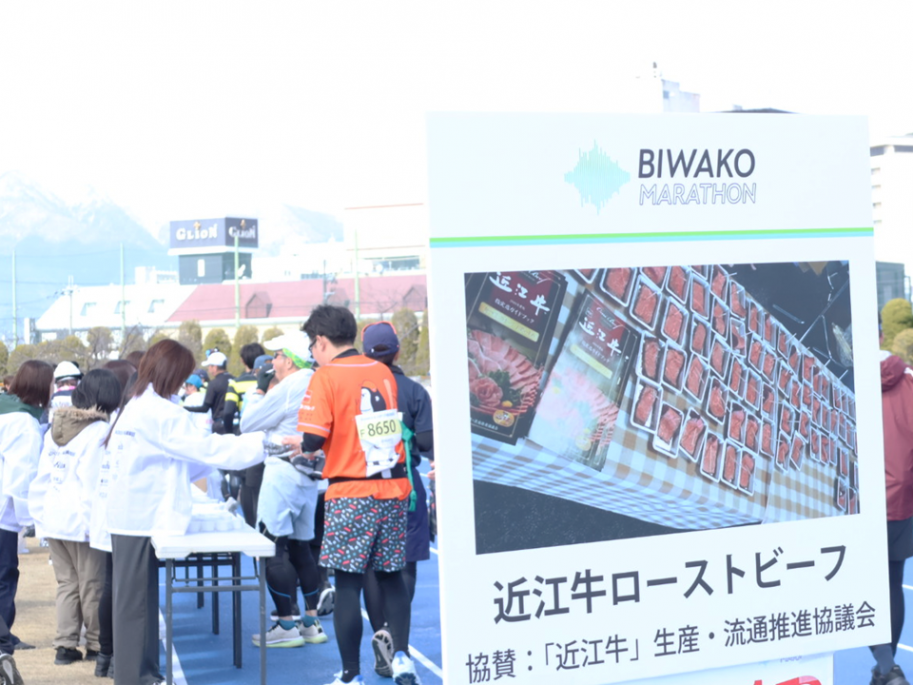 近江牛ローストビーフを配布している様子