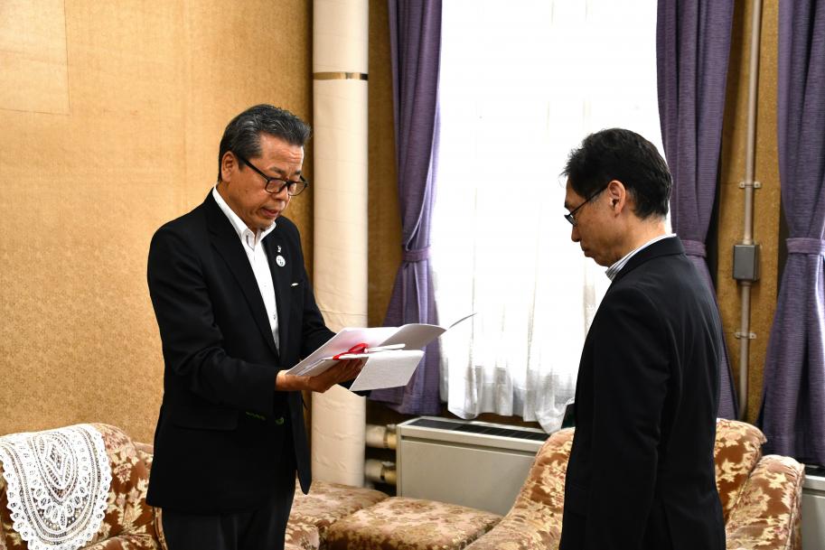 目録を読み上げる櫻田氏