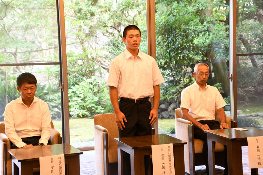決意を述べている様子