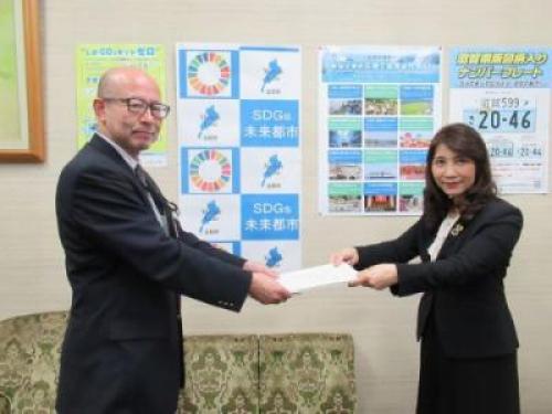 東会長から知事(代理 総合企画部長)へ答申されました