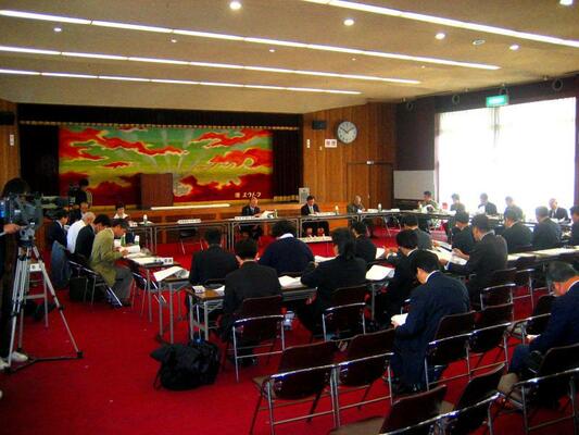 傍聴席側後方からの会場の様子