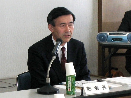 樋口部会長就任時あいさつの様子