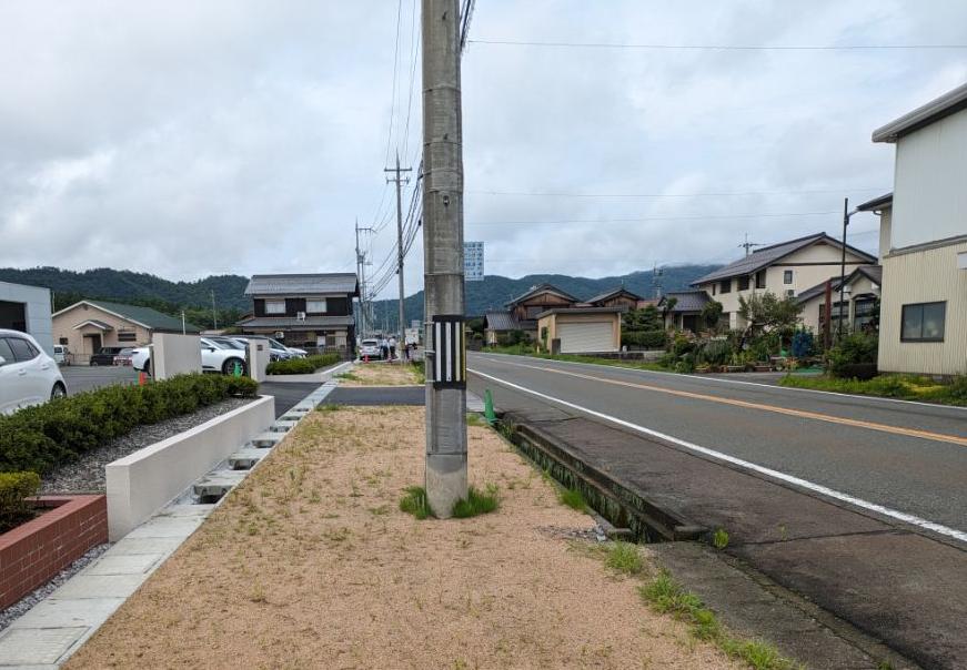 道路予定地には電柱があります。