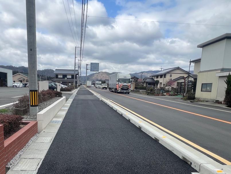 電柱を移設し、新たに自転車歩行者道(有効幅員3m)を設置しました。