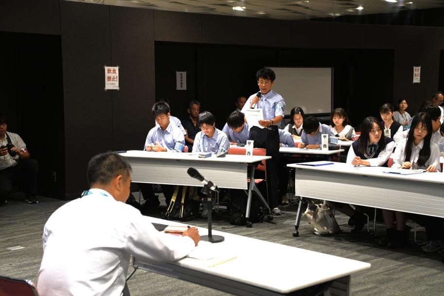 高校生記者が知事に質問している様子