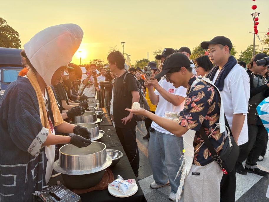 炊きたてのおむすびや日本酒を受け取る様子