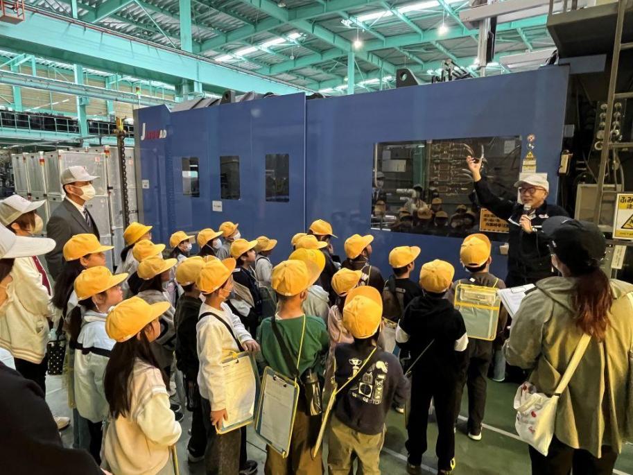 製造工程見学の様子