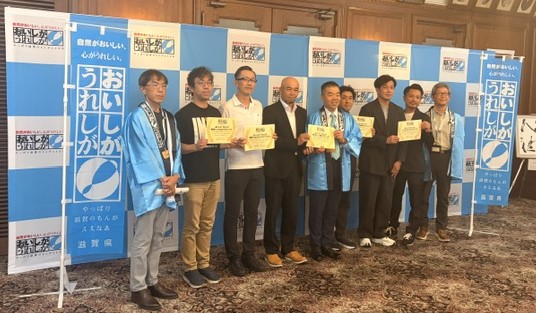 プロジェクトリーダーと知事の集合写真