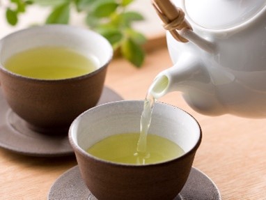 お茶を注いでいる様子
