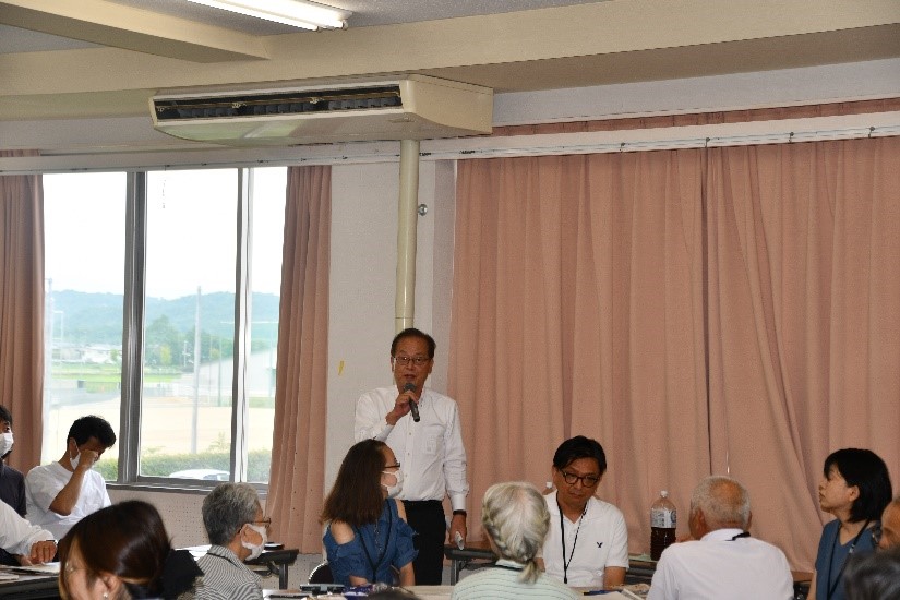 立って挨拶をする西田町長
