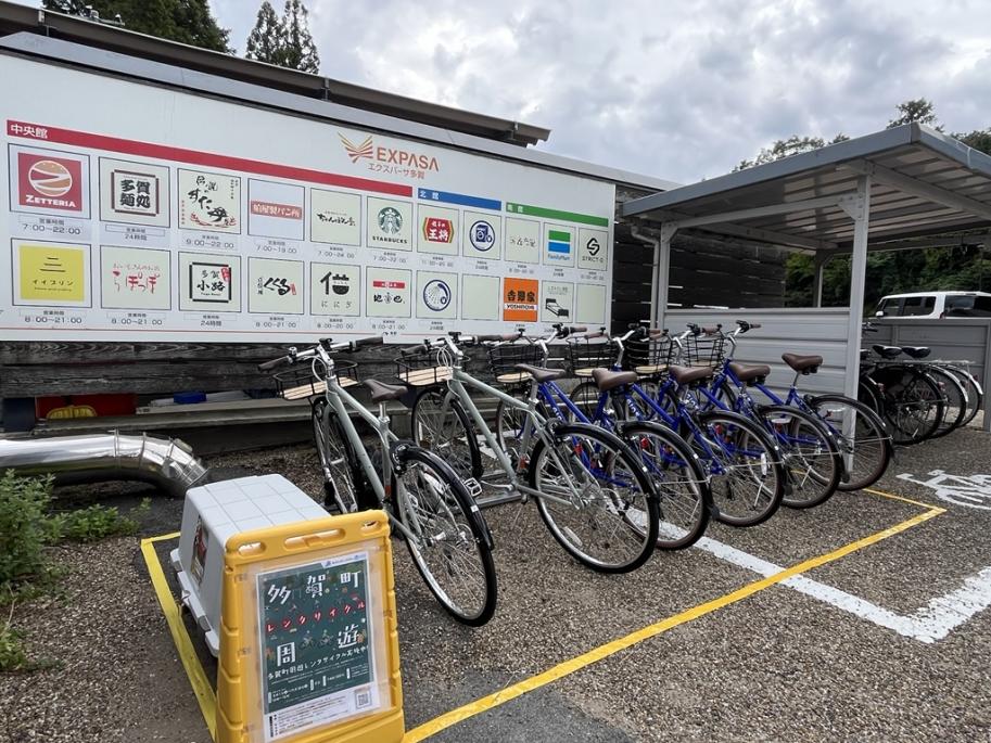 6台のクロスバイクが並ぶ様子