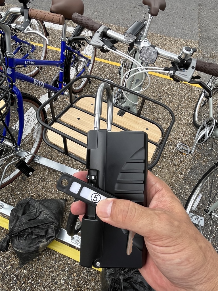 メールで届く番号にあわせてボックスを開き、中の鍵を使って自転車を開錠する