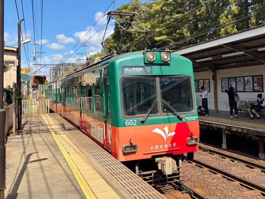 京阪電車(ホームから撮った電車)