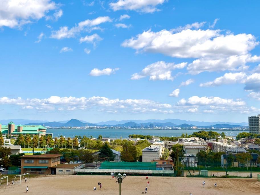 博物館から見下ろす景色。青空と琵琶湖が見える