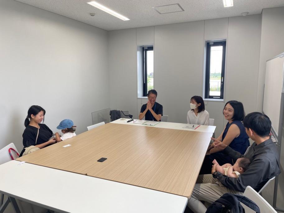 和やかに進むご相談の様子。先輩移住者(机左)、高島市職員(机中央)、和田様(机右)