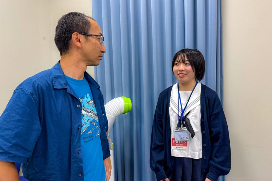 学芸員への取材の様子