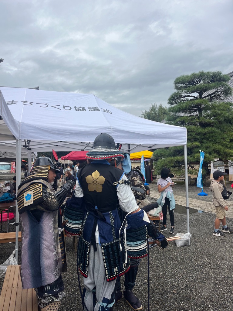 甲冑衣装を着た実行委員会のメンバーら
