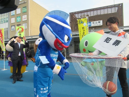 ゆる3（さん）防犯キャンペーン オープニングセレモニー（JR石山駅）の様子2