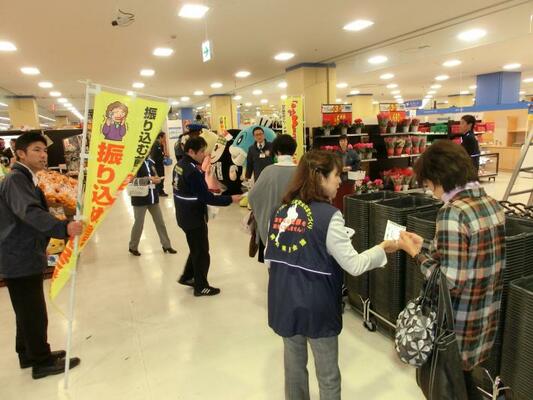 甲賀地域ゆる3プロジェクト防犯キャンペーン（特殊詐欺被害防止啓発）の様子2