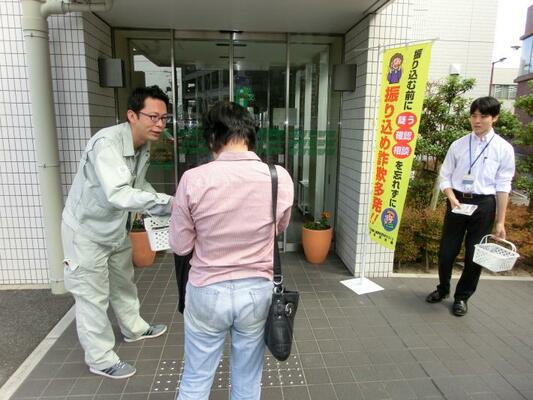 近江八幡市内特殊詐欺被害防止啓発（犯罪多発注意報発令期間中）の様子3