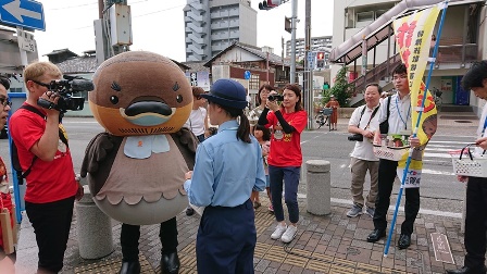 守山駅周辺での「詐欺用心」啓発の様子1
