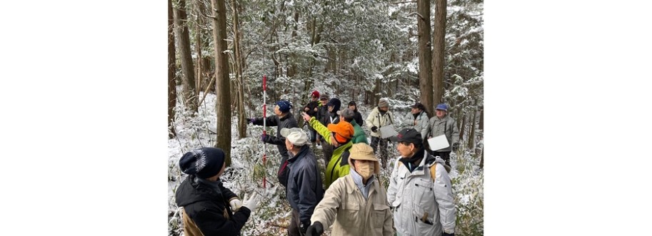 画像:地域主導型森林境界明確化現地作業を行っている様子