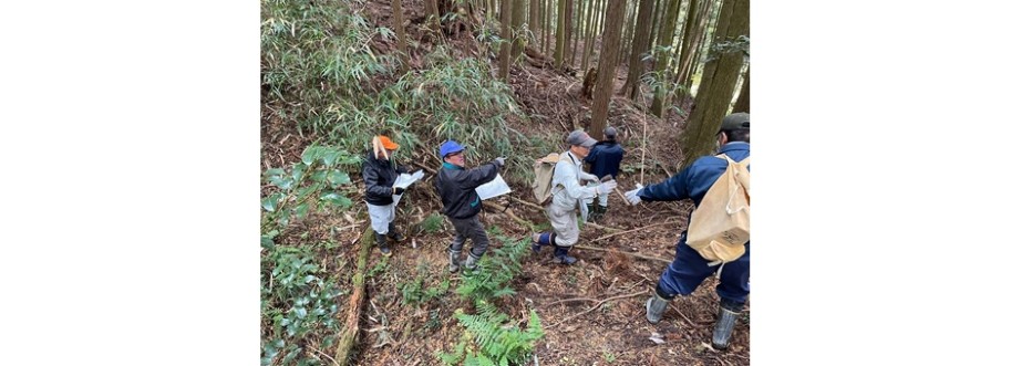 画像:進行・土地一覧表担当が、情報をメンバーに伝えている様子