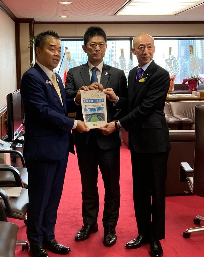 高村法務副大臣へ要望書手交(右:有村議会事務局長)