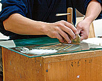 紙を貼る作業