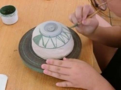 湖東焼絵付け体験の様子