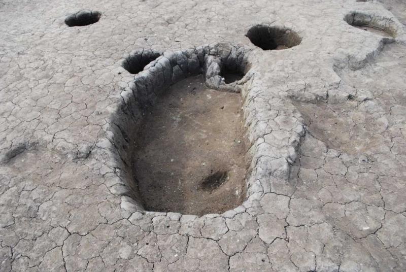 出土した土坑墓