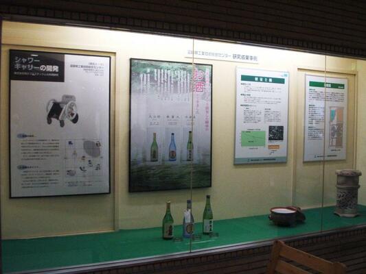 東館玄関の展示コーナーの写真