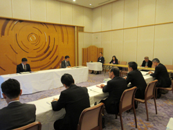県議会会派との政策協議会に出席