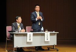 「滋賀県・京都府合同新規採用職員研修」に山田啓二京都府知事とともに出席