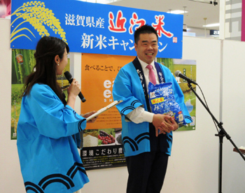 イオンモール久御山店の店頭で近江米の新米キャンペーン
