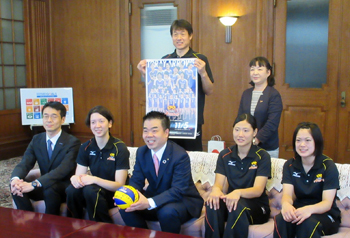 東レアローズ女子バレーボール部の山口部長と菅野監督、選手の皆さん(田代キャプテン、木村選手、堀川選手)