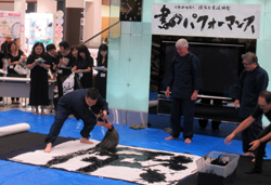 ミシガン州のスナイダー知事と滋賀県書道協会の神田理事長と共に記念揮毫