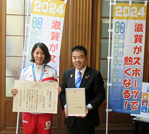 大橋 悠依選手に「しがスポーツ大使」の委嘱および「滋賀県スポーツ大賞」特別賞の授与