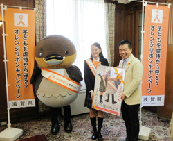 子どもを虐待から守る次世代育成プロジェクトのプロジェクトリーダーの女優・八木莉可子さんとプロジェクトサポーターの野洲のおっさんカイツブリ