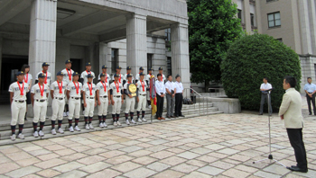 県庁前にて全国高等学校野球選手権大会に出場する彦根東高等学校の選手を激励